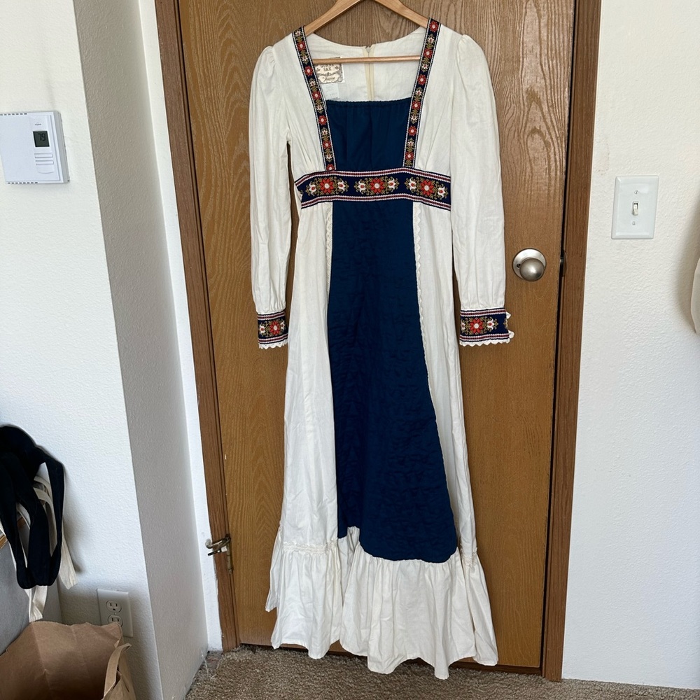 Gunne Sax true vintage Renaissance gown size 7 (28 high waist) embroidery thick